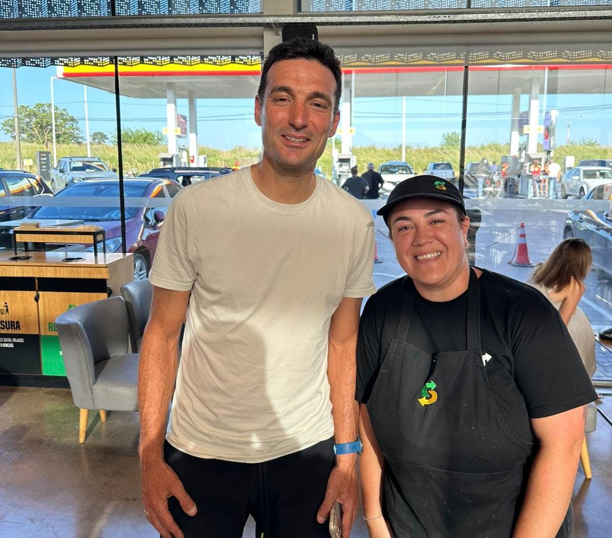 Lionel Scaloni eligió la tarde de Funes para compartir un café y fotos  en la Shell de Galindo